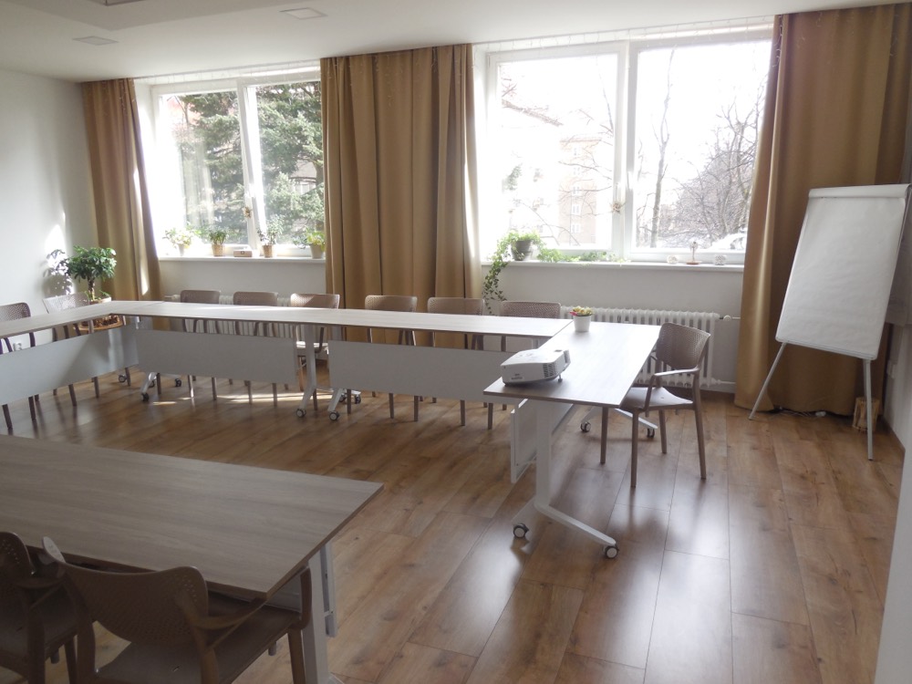 Školicí místnost centra ANTALA s flipchartem a projektorem